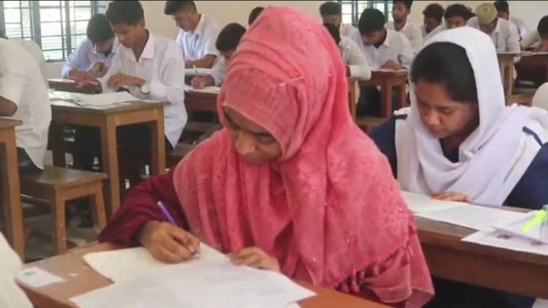 মায়ের মৃতদেহ বাড়িতে, পরীক্ষা কেন্দ্রে শোকার্ত শারমীন