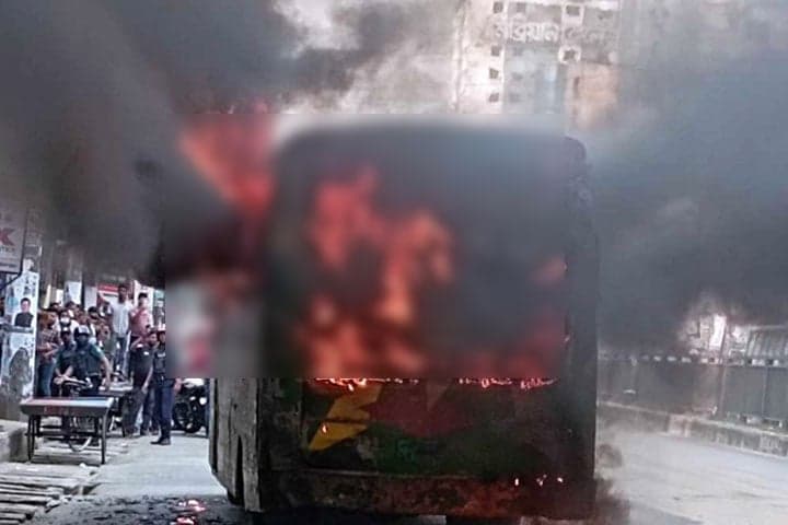 সন্ধ্যা রাতে যাত্রাবাড়ীতে বাসে আগুন