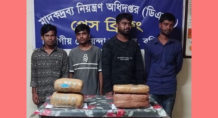 বরিশালে চেয়ারম্যান পরিবহণ থেকে ৭ কেজি গাঁজাসহ আটক ৪
