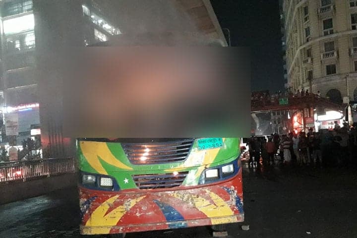 রাজধানীর শনির আখড়ায় বাসে আগুন