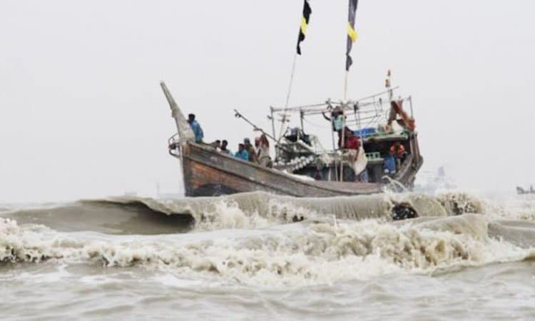 বঙ্গোপসাগরে ট্রলার ডুবি, খোঁজ মেলেনি ২০ ট্রলারসহ দুই শতাধিক জেলের