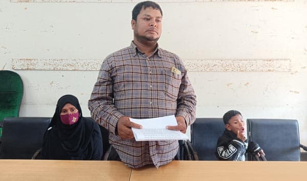 ঝিনাইদহে সুদের টাকার কারণে দিনমজুরের বাড়ি দখল !