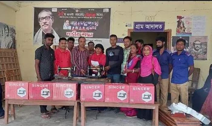 রায়গঞ্জে ইউনিয়ন পরিষদের উদ্যোগে সেলাই মেশিন বিতরণ