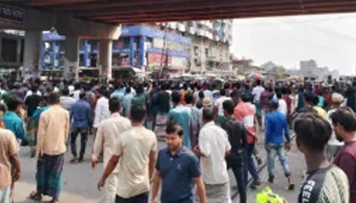 রিক্সা চালকরা ঢাকা–নারায়ণগঞ্জ ও ঢাকা–মাওয়া–পদ্মাসেতু রেল চলাচল বন্ধ করে দিয়েছে