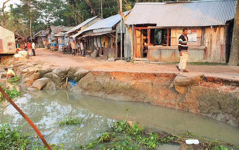 ভাঙনের কবলে কাউখালীর আমরাজুড়ী বাজার