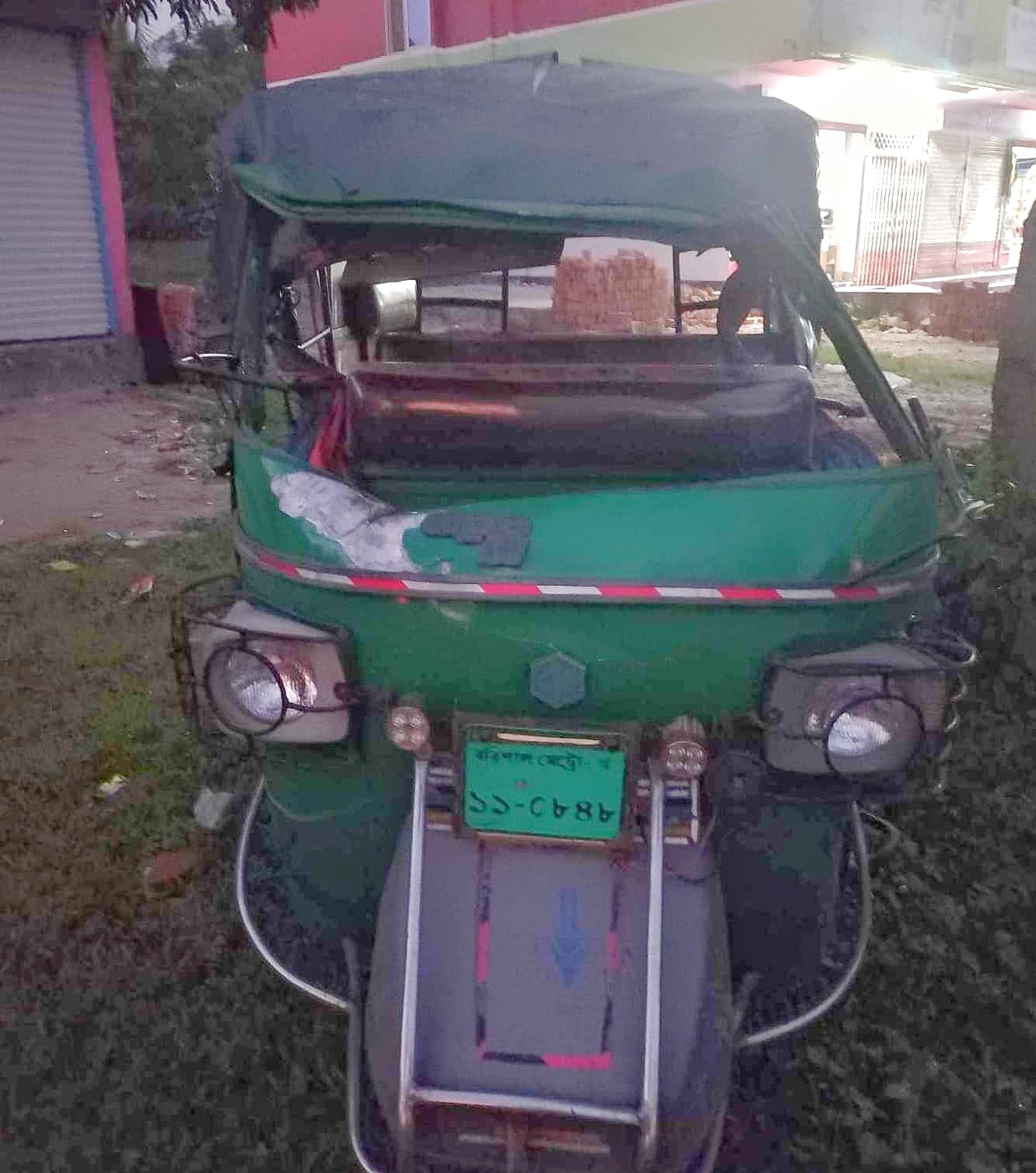 ঝালকাঠিতে মাহেন্দ্র নিয়ন্ত্রণ হারিয়ে খাদে নিহত ১ আহত ৭