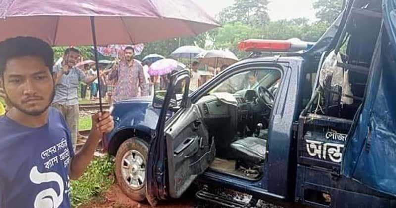 পুলিশ ভ্যানে ট্রেনের ধাক্কা, পুলিশ সদস্য নিহত