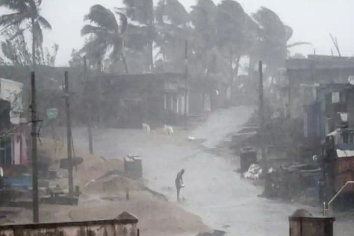 তাণ্ডব চালাচ্ছে ঘূর্ণিঝড় ‘মিগজাউম’