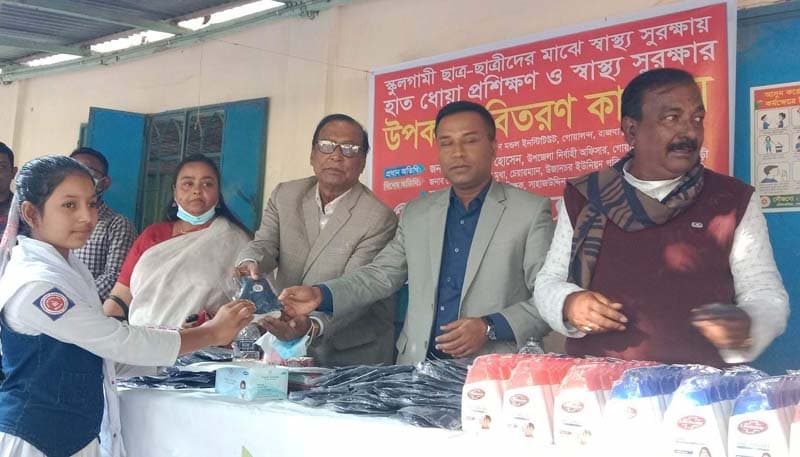 গোয়ালন্দে স্কুল শিক্ষার্থীদের মাঝে স্বাস্থ্য সুরক্ষার উপকরণ বিতরণ