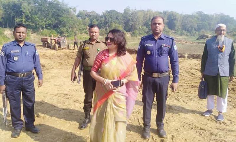 গোমতী নদী থেকে অবৈধভাবে মাটি উত্তোলন, দুটি ট্রাক্টর জব্দ