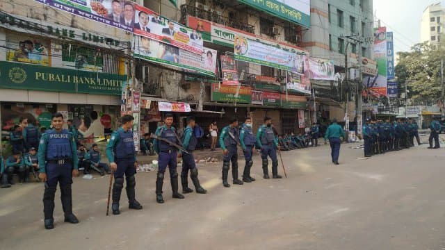 নয়াপল্টন এলাকায় প্রবেশে দেখাতে হচ্ছে আইডি কার্ড