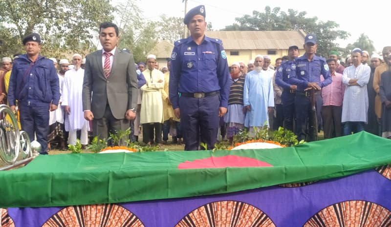 হিলিতে রাষ্ট্রীয় মর্যাদায় বীর মুক্তিযোদ্ধা জহির উদ্দিনের দাফন সম্পন্ন