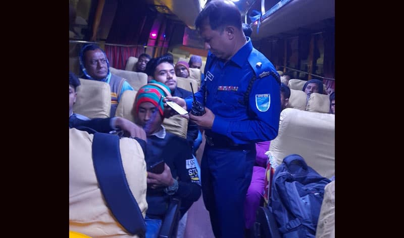 মহাসড়কে যানবাহন কম, গাড়িতে গাড়িতে তল্লাশি