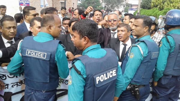 বরিশালে বিএনপির কর্মসূচিতে পুলিশের বাধা, মানববন্ধন পন্ড