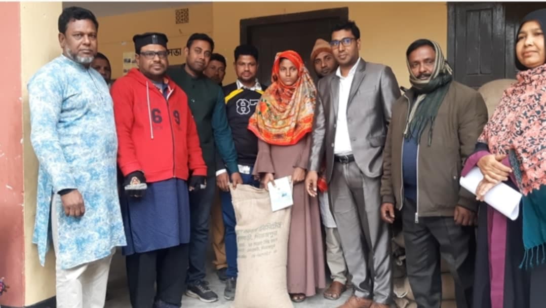 হাকিমপুরে ভিডাব্লিউবি চাল বিতরণ, উপকারভোগী নারী খুশি