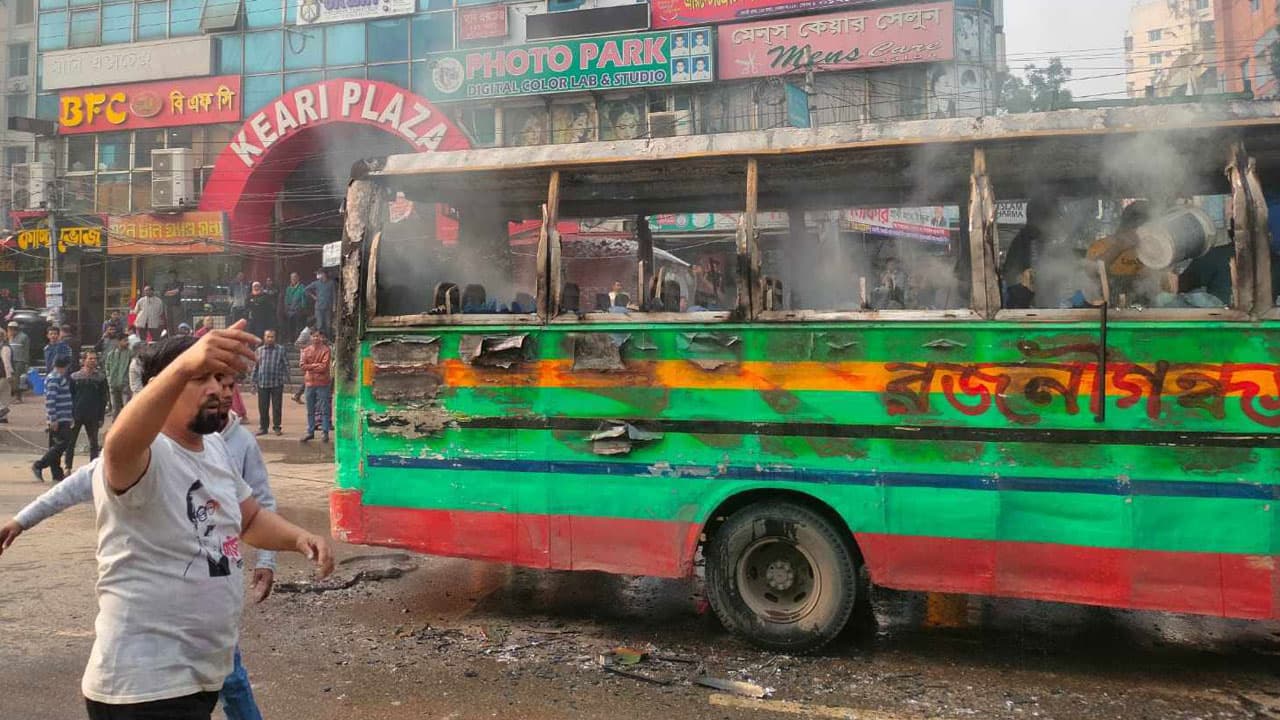 ধানমন্ডিতে একটি বাসে আগুন