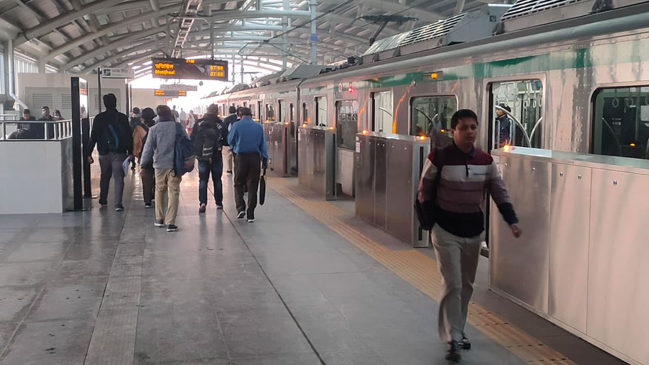 আজ প্রথমবারের মতো টিএসসিতে থামল মেট্রোরেল, যাত্রীদের উচ্ছ্বাস