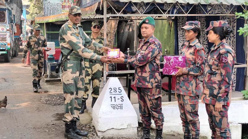 বিএসএফকে মিষ্টি উপহার দিলো বিজিবি