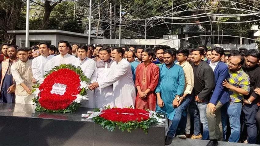 বঙ্গবন্ধুর প্রতিকৃতিতে কেন্দ্রীয় ছাত্রলীগের নতুন কমিটির শ্রদ্ধা