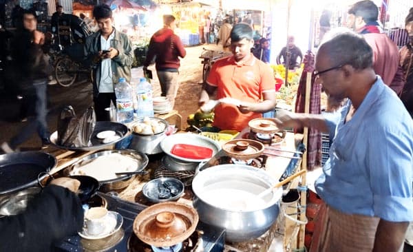শীতের সন্ধ্যায় পিঠা কেনায় মেতেছে খাগড়াছড়িবাসী
