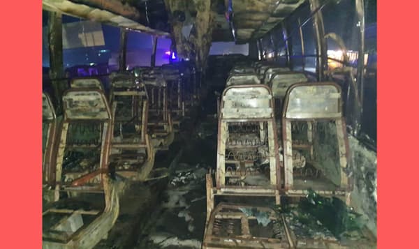 দেবীদ্বারে দাঁড়িয়ে থাকা বাসে আগুন দিল দুষ্কৃতিকারীরা