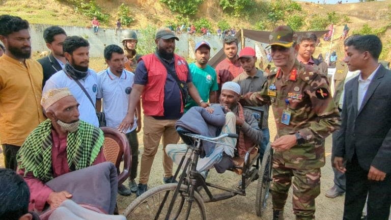 খাগড়াছড়িতে শীতার্তদের মাঝে কম্বল বিতরণ করল সেনাবাহিনী