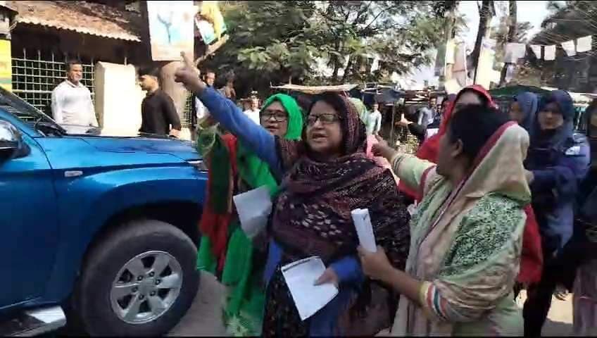 নির্বাচন বর্জনে ঠাকুরগাঁও মহিলাদলের লিফলেট বিতরণ, পুলিশের বাধা