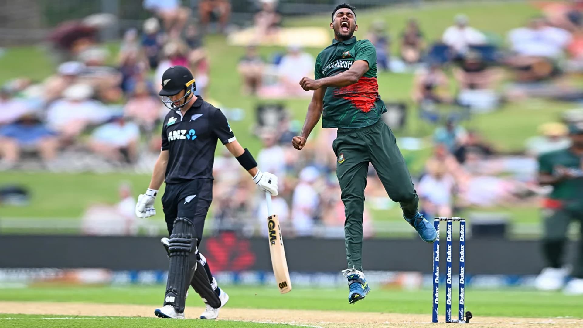 বাংলাদেশের বোলিং তোপে ১৩৪ রানে থেমেছে কিউইরা