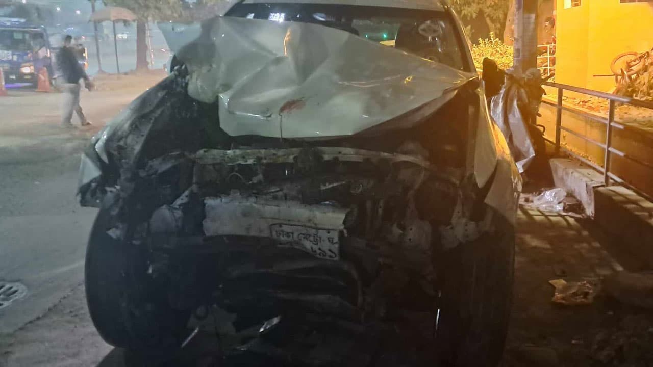 খিলক্ষেতে দাঁড়িয়ে থাকা ৩ যাত্রিকে চাপা দিয়ে মারলেন প্রাডো গাড়ি