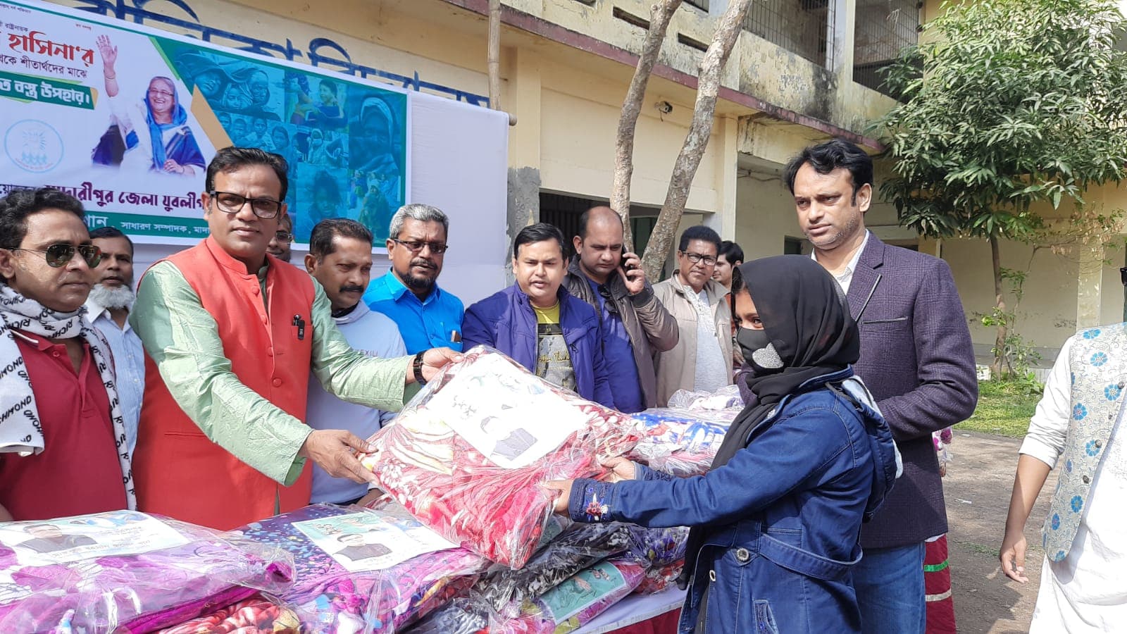 মাদারীপুরে শীতার্তদের ২শত পরিবারের মাঝে কম্বল বিতরণ