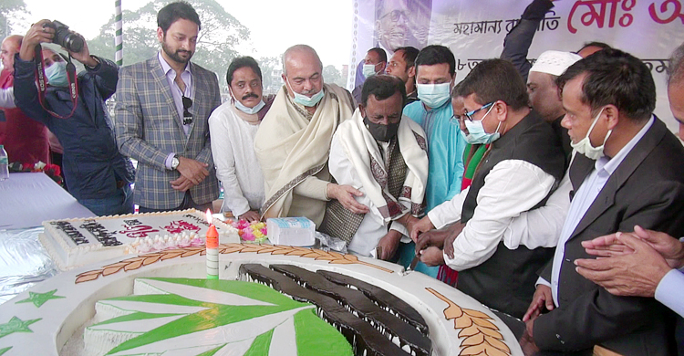 ৭৮ পাউন্ডের কেক কেটে রাষ্ট্রপতির ঐতিহাসিক জন্মদিন পালন !