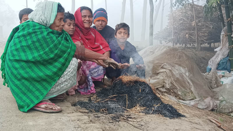 লালমনিরহাটে কনকনে ঠান্ডায়, অসহায় নিম্ন আয়ের মানুষ!