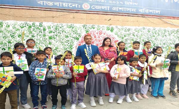 বরিশালে বই সংকটের মধ্যেই শুরু নতুন শিক্ষাবর্ষ