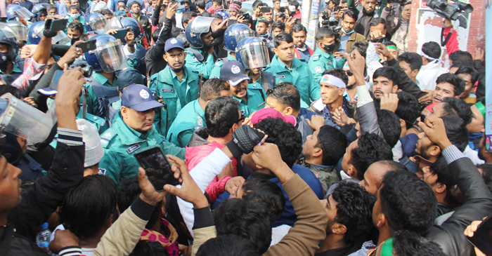 বরিশালে ছাত্রদলের প্রতিষ্ঠাবার্ষিকীর র‌্যালিতে পুলিশের লাঠিচার্জ