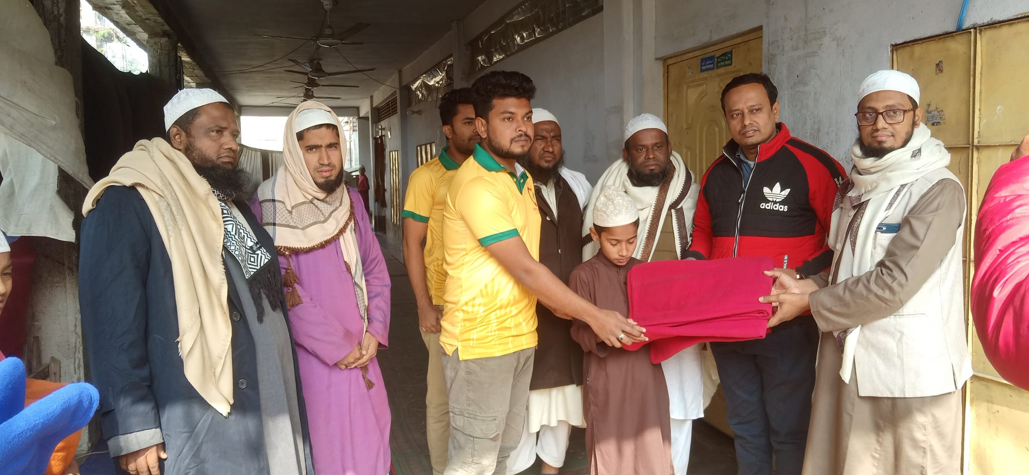 এতিমরা পেল হাকিমপুর ফাউন্ডেশনের কম্বল