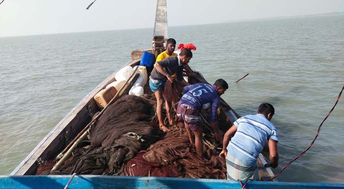 রাঙ্গাবালীতে ১৬টি অবৈধ বেহুন্দি জাল উদ্ধার