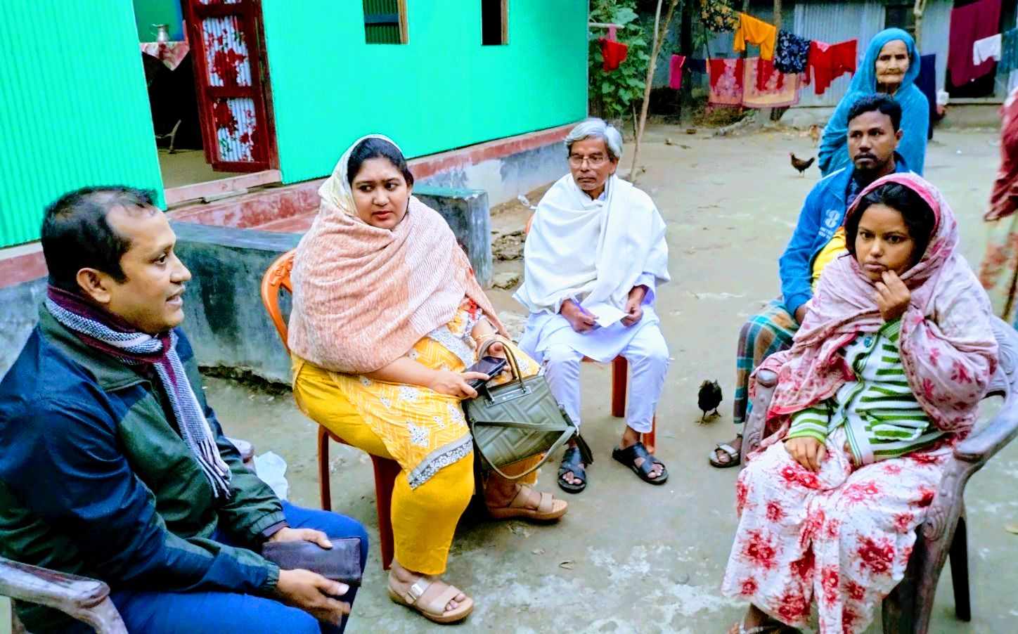 ভিক্ষুকের আশ্রয়ে থাকা প্রতিবন্ধী নারীর পাশে দাঁড়ালেন ইউএনও