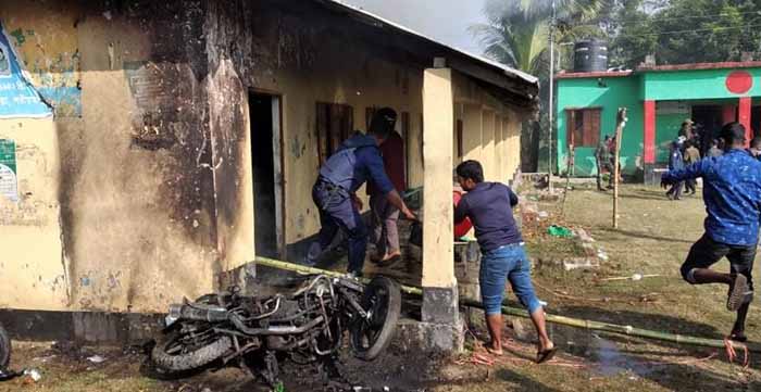 ভোজেশ্বরে কেন্দ্রে আগুন, চরআত্রায় আনারসের প্রার্থীর ভোট বর্জন