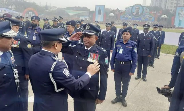 আইজিপি ব্যাজ পেলেন ৪৫৮ পুলিশ সদস্য