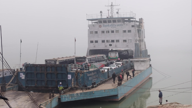 দৌলতদিয়া-পাটুরিয়া রুটে সাড়ে ৯ ঘণ্টা পর ফেরি চলাচল শুরু