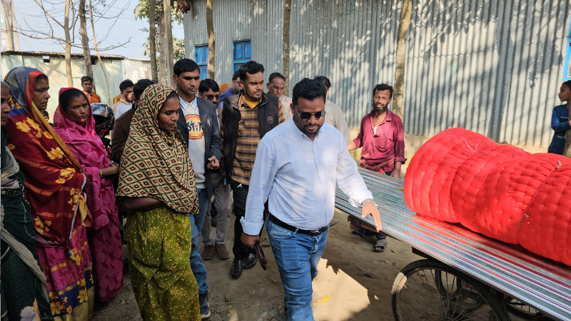 দৌলতদিয়ায় আগুনে ক্ষতিগ্রস্ত পরিবারের পাশে 'হোসাইন ইয়ুথ ফাউন্ডেশন'