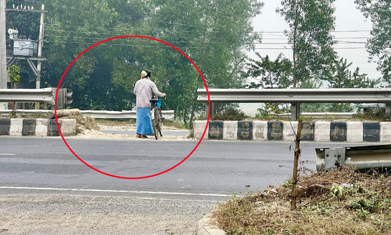 মহাসড়কের ফাঁকা আইল্যান্ডে মৃত্যুঝুঁকি নিয়ে পারাপার