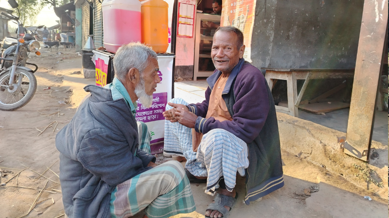 বাজারের চিত্র বদলালেও ৩৭ বছর ধরে পিঁড়িতে বসে চুল কাটছেন দিনেশ শর্মা