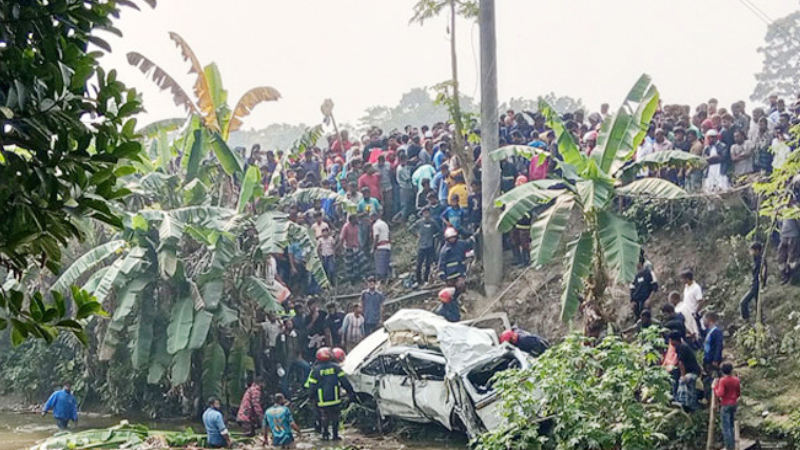 ফরিদপুরে রেলক্রসিংয়ে ট্রেনের ধাক্কায় মাইক্রোবাস খাদে, নিহত ৫