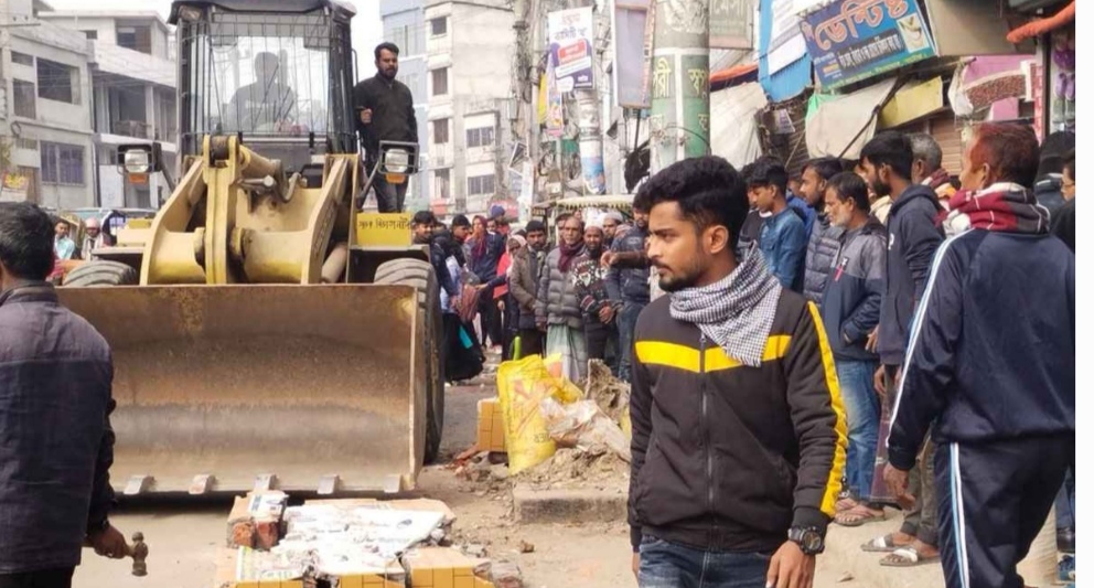 নাটোরে ফুটপাত দখল মুক্ত করতে উচ্ছেদ অভিযান শুরু