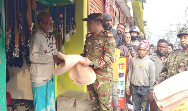 পিরোজপুরে শীতার্তদের পাশে সেনাবাহিনী, কম্বল বিতরন