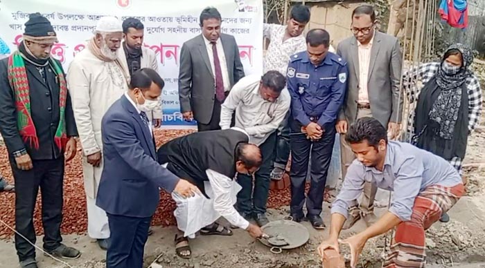 পাঁচবিবিতে অসহায়ের বাড়ি নির্মাণ কাজের উদ্বোধন