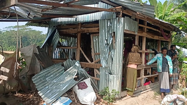 ঝালকাঠিতে দূর্বৃত্তদের হামলায় দুইটি ঘর ভাংচুর লুটপাট