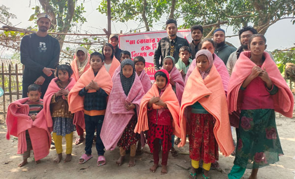 নওগাঁয় ব্লাড সার্কেলের উদ্যোগে শীতবস্ত্র পেল সুবিধাবঞ্চিতরা