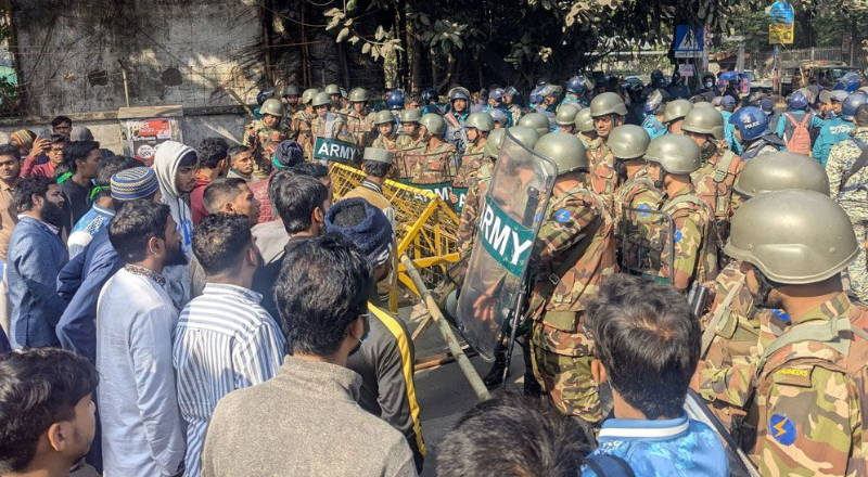 আলিয়া মাদ্রাসায় আগুন, সড়ক অবরোধে শিক্ষার্থীরা